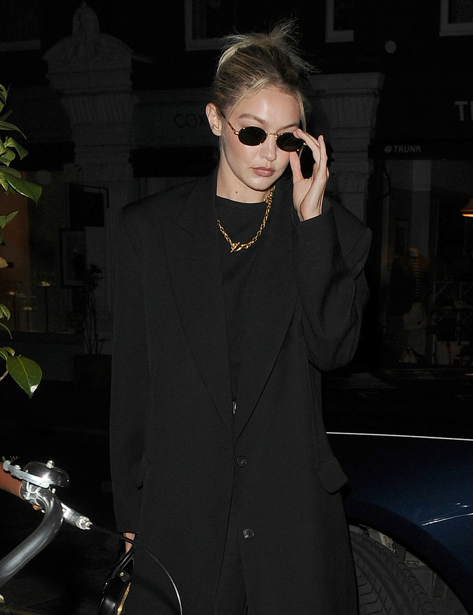 gigi-hadid-oval-sunglasses