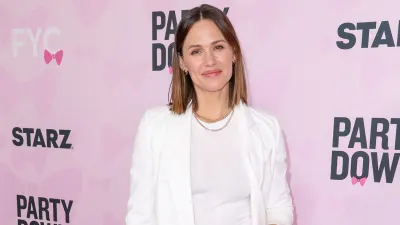 jennifer-garner-white-blazer-pant-set