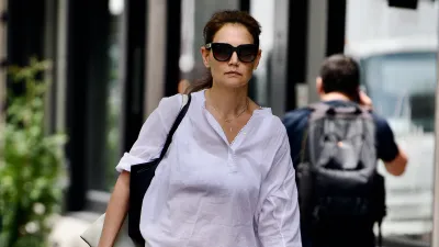 katie-holmes-lightweight-top