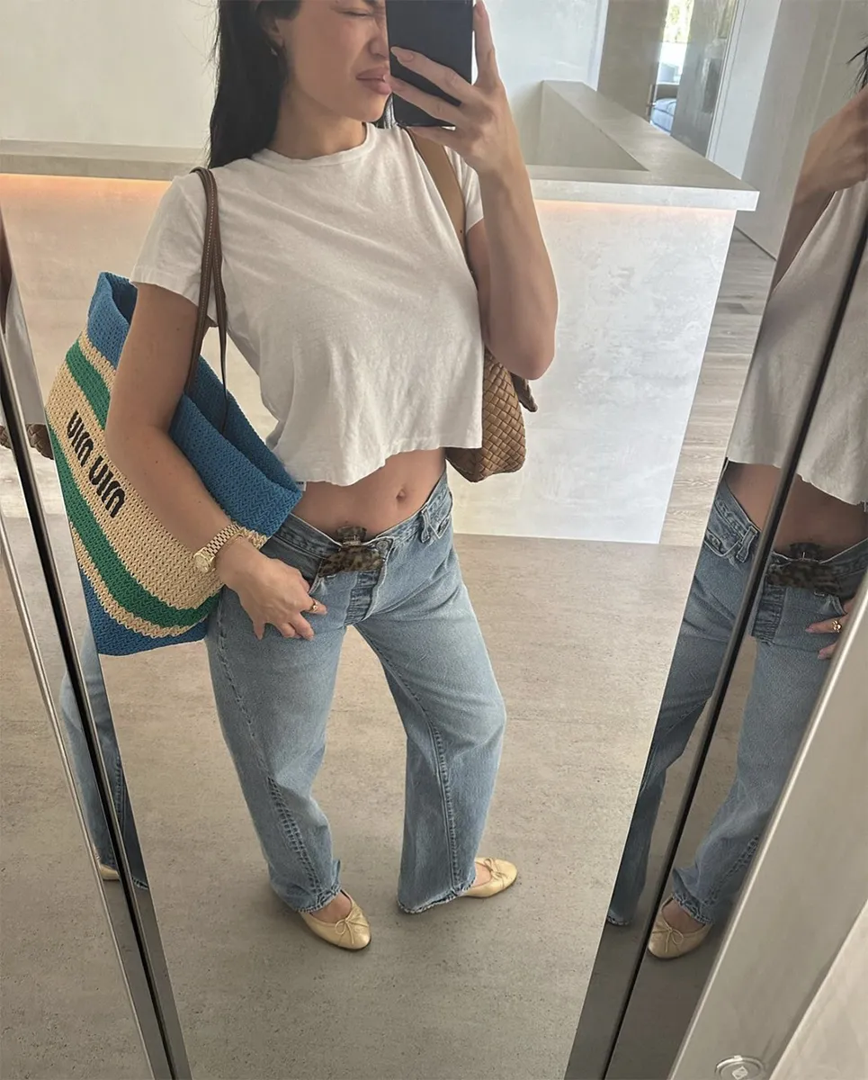kylie-jenner-gold-ballet-flats-outfit-selfie