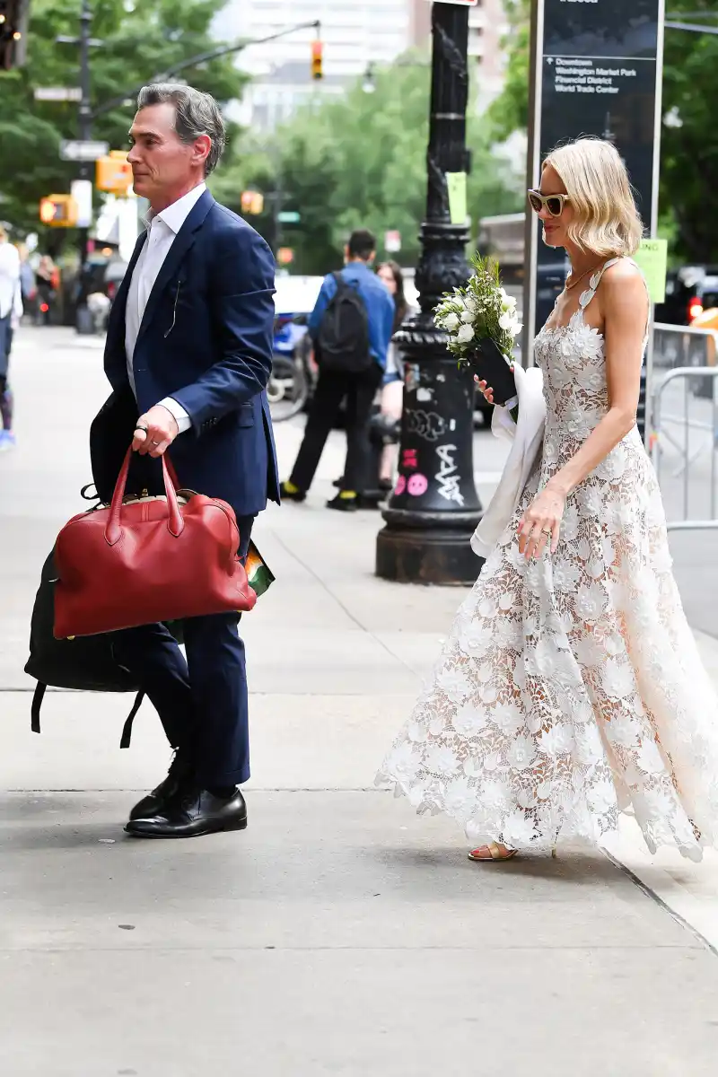 Naomi Watts Marries Billy Crudup Wearing $5K Wedding Dress and Carrying Deli Flowers: Photos