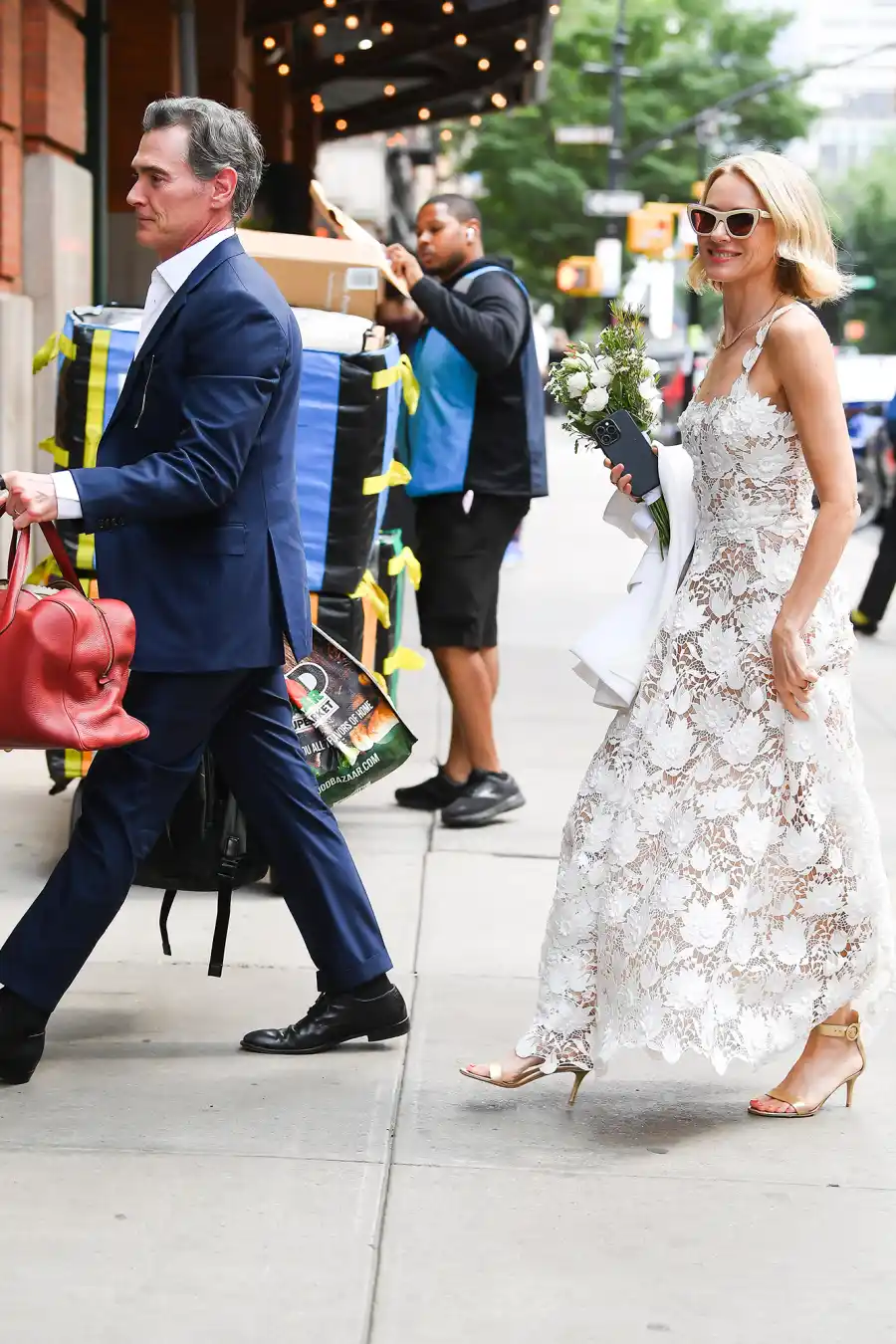 Naomi Watts Marries Billy Crudup Wearing $5K Wedding Dress and Carrying Deli Flowers: Photos