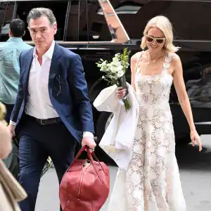 Naomi Watts Marries Billy Crudup Wearing $5K Wedding Dress and Carrying Deli Flowers: Photos