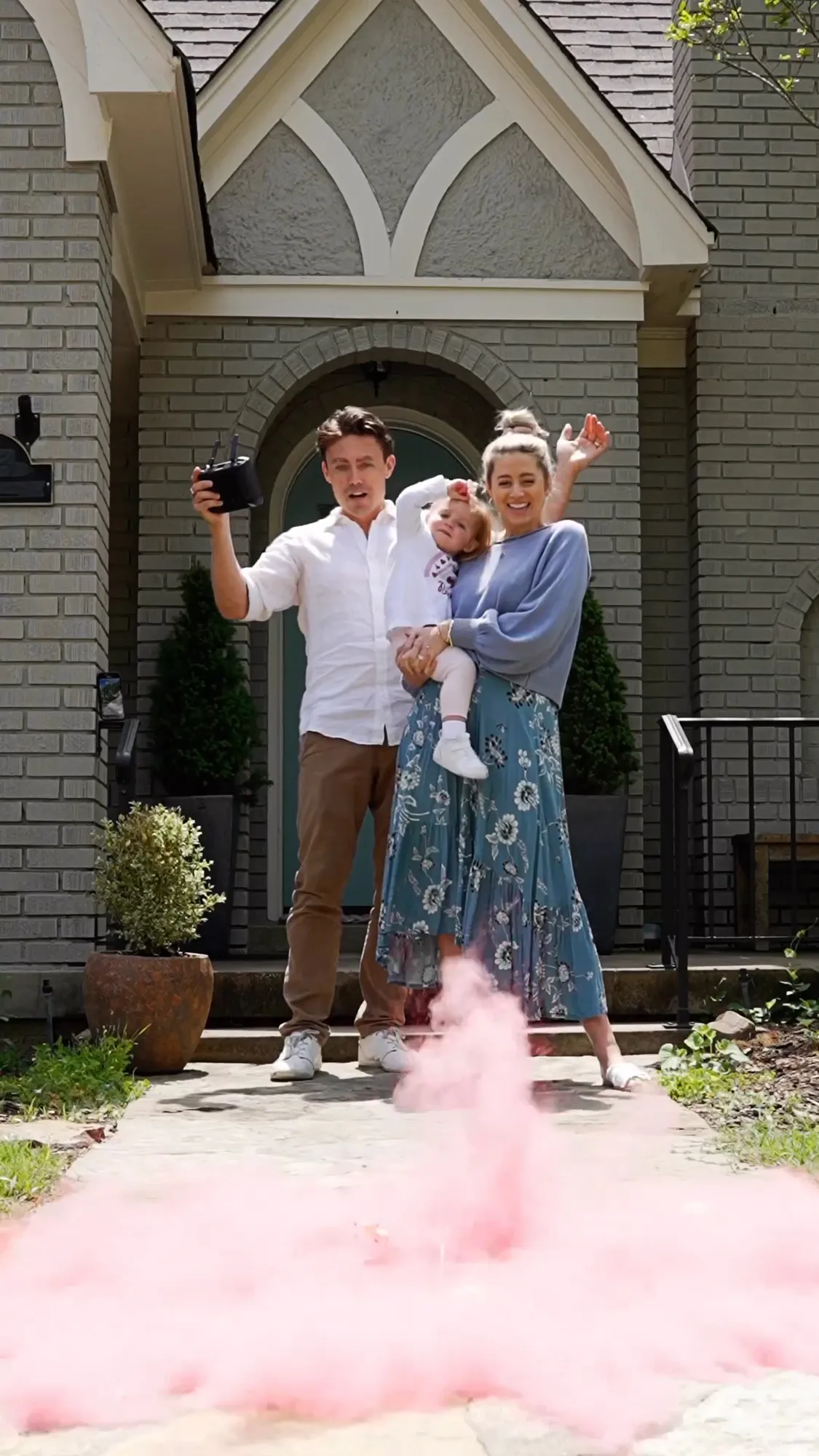 Pregnant 'Bachelor' Alum Lesley Murphy Uses Drone to Reveal Sex of Baby