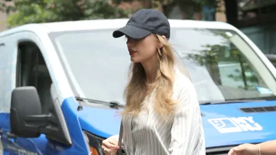 taylor-swift-striped-shirt