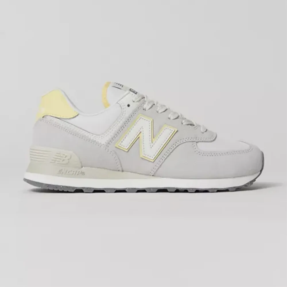 weekend-deals-urban-outfitters-new-balance-sneakers