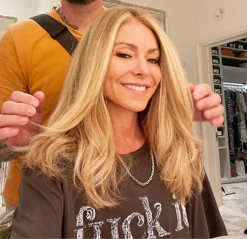 feature - Kelly Ripa Goes a 'Little Bit Blonder' for Vacation