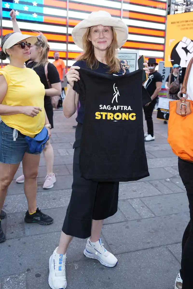 Laura Linney Hot Pics