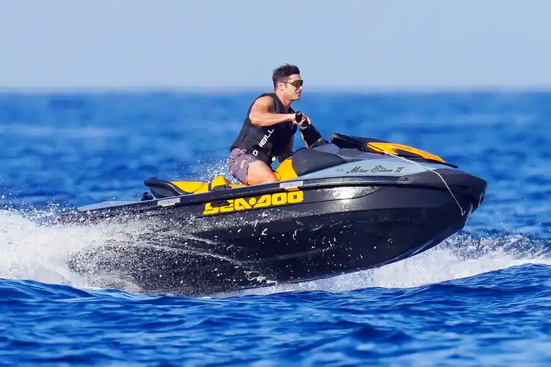 Zac Efron Shows Off Toned Muscles During Rare Public Appearance on Luxury Yacht 3