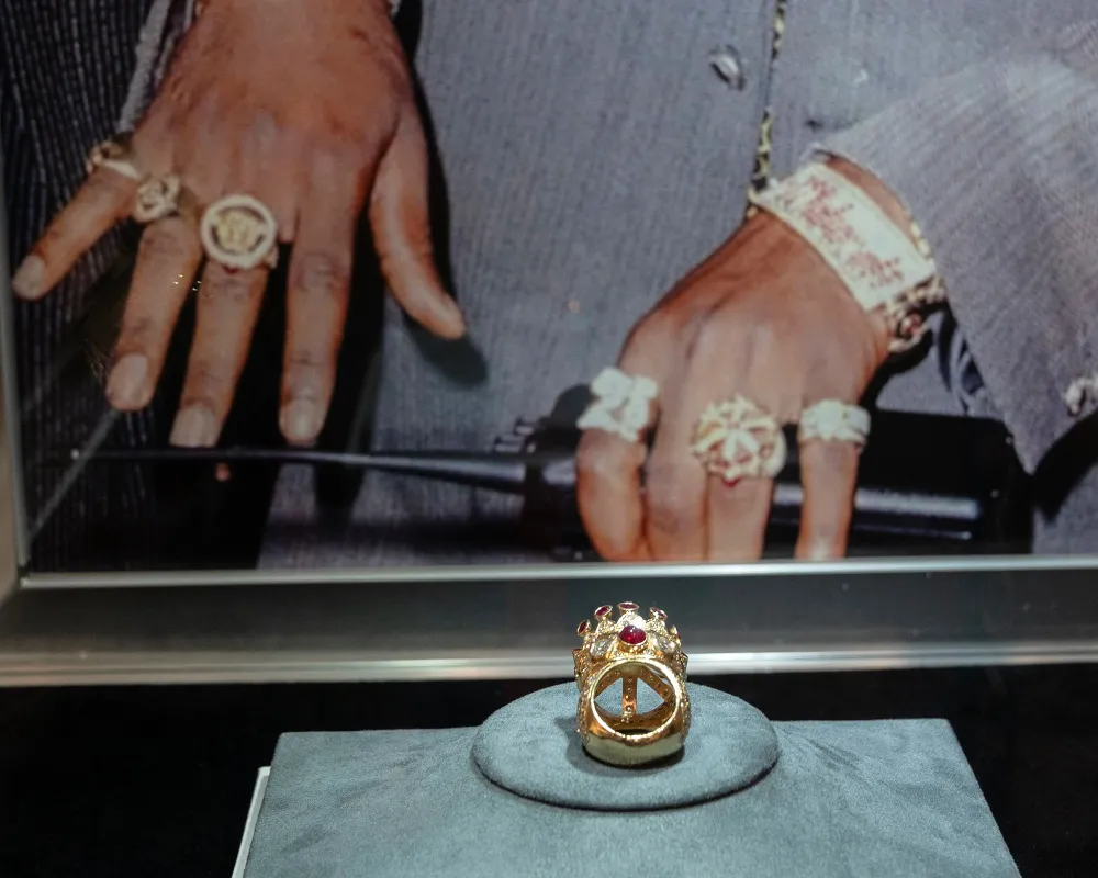 Drake Purchased Tupac Shakur&rsquo;s Self-Designed Gold Crown Ring for $1.01 Million Because, Of Course