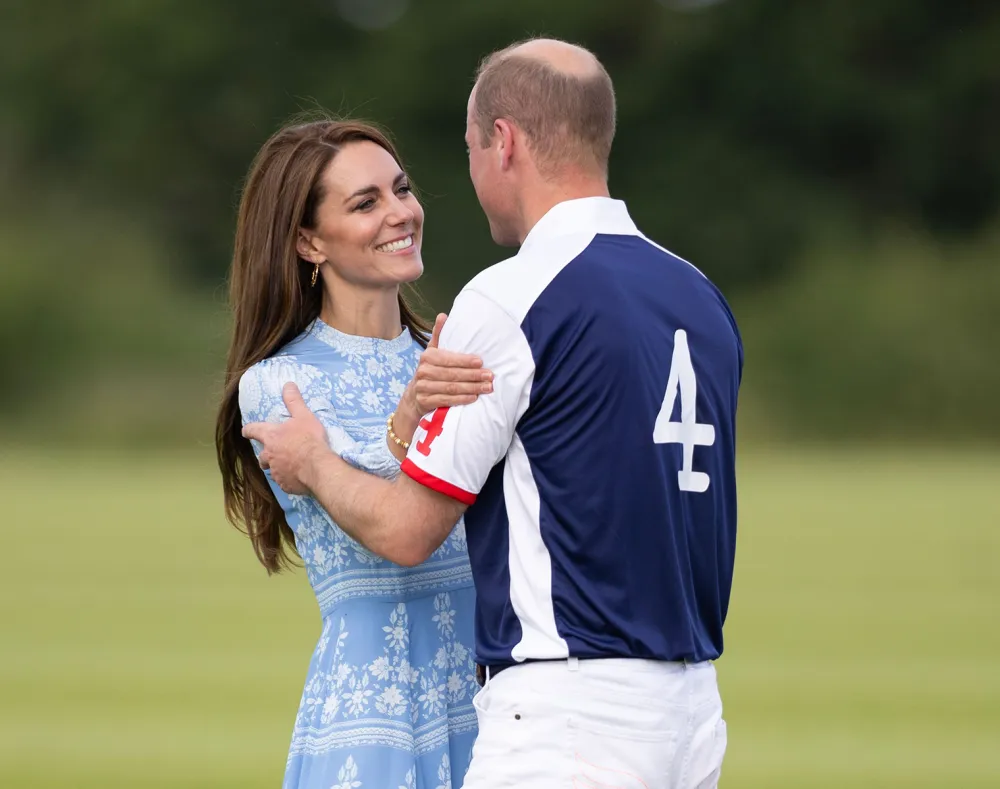 princess-kate-porcelain-blue-dress-prince-william-2