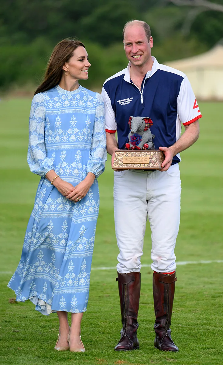 princess-kate-porcelain-blue-dress-prince-william