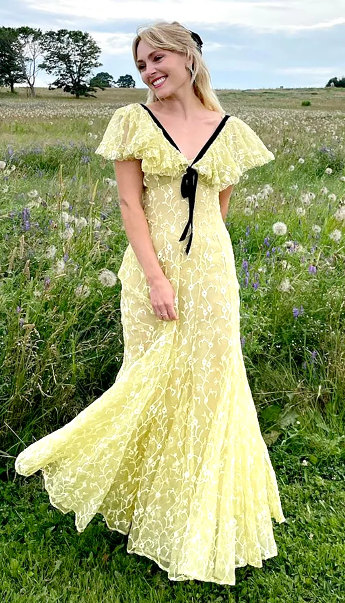 Feature - AnnaSofia Robb in American Girl Doll Dress