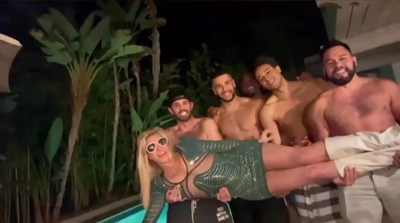 Britney Spears Poses Topless