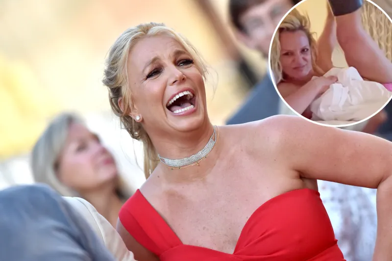 Britney Spears Poses Topless