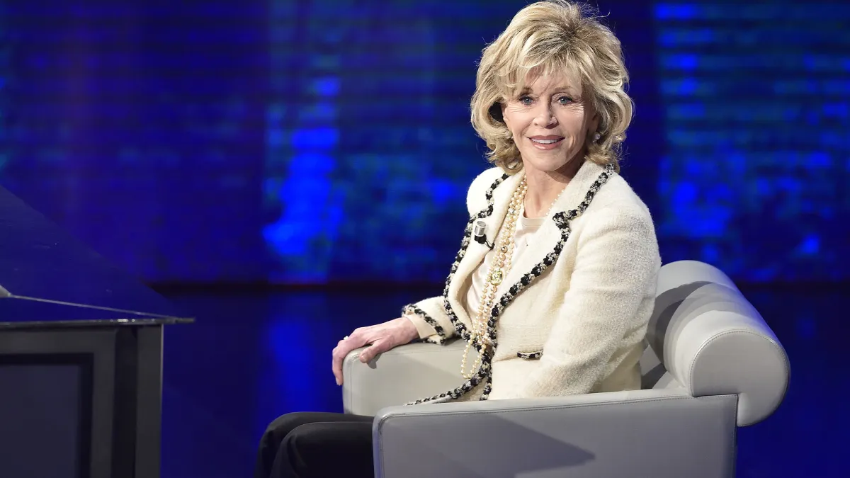 Jane Fonda Faces Protesters, Calls Vietnam Photo a “Huge, Huge Mistake”