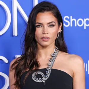 Jenna Dewan Says Her Broken Pinky Finger Is Still Healing