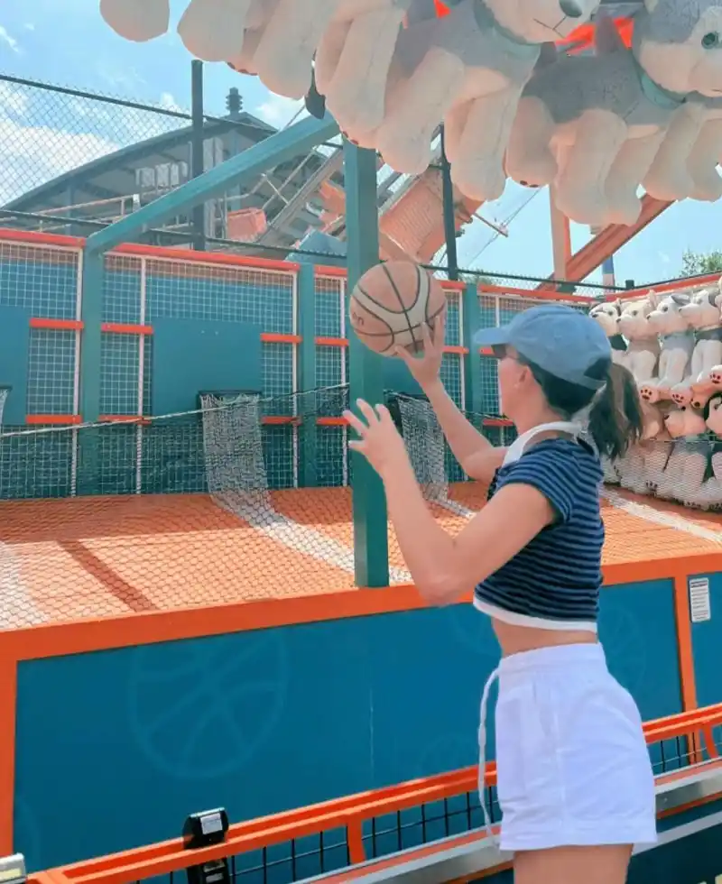 Millie Bobby Brown Instagram They Play Amusement Park Games Just Like Us