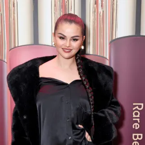 Selena Gomez Is Concerned About Her Broken Hand