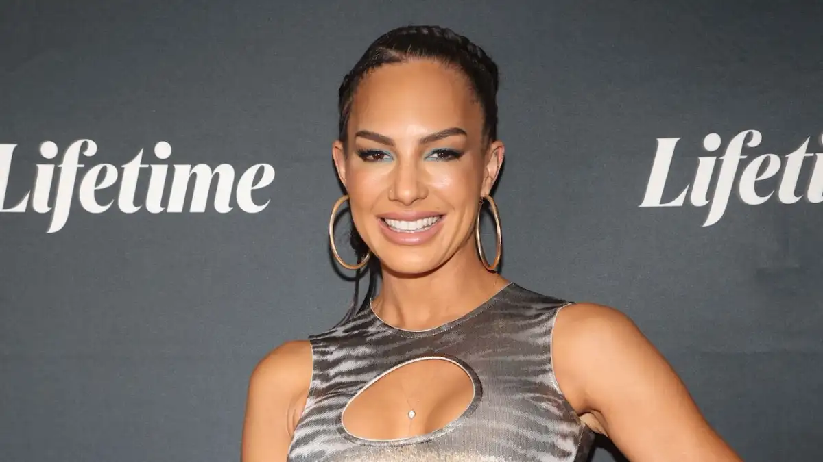 Selling Sunset-s Amanza Smith Debuts Mystery BF After Hospitalization