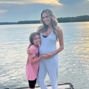 Watch Jana Kramer Tell Daughter Jolie She Pregnant