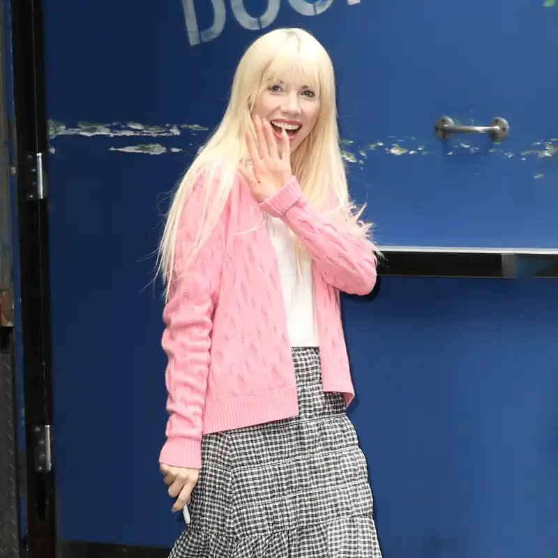 carly-rae-jepsen-pink-cardigan