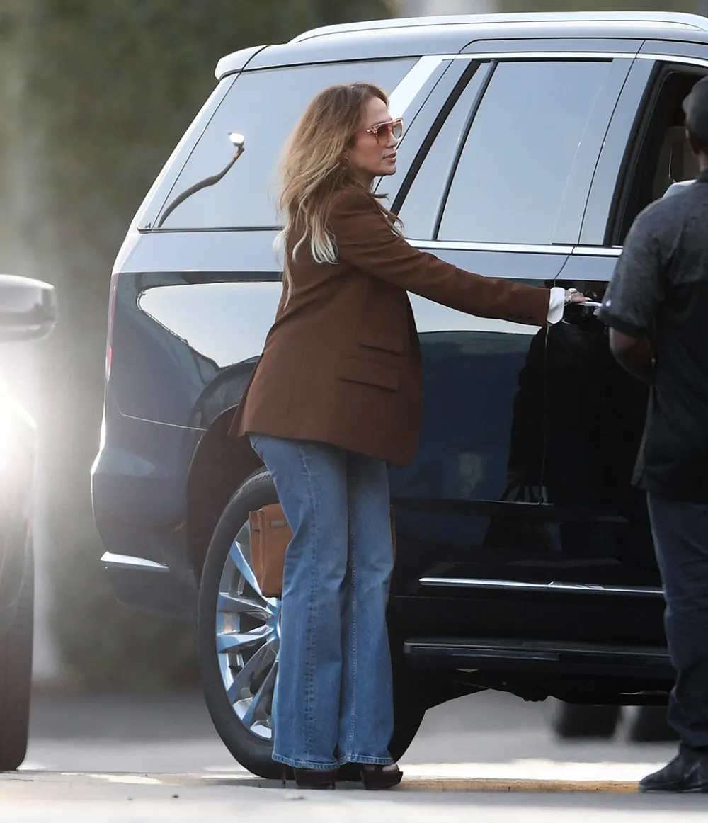 jennifer-lopez-brown-blazer-3
