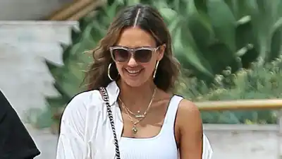 jessica-alba-ribbed-bra-top