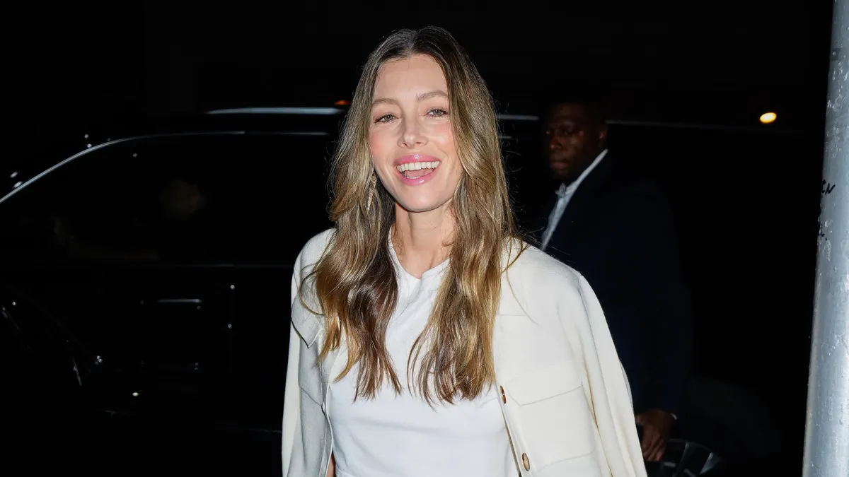 jessica-biel-shacket