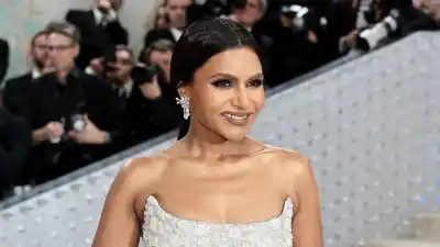 mindy-kaling-aquaphor-hand-masks