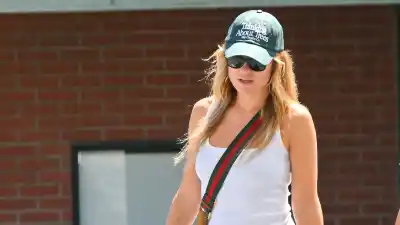 olivia-wilde-distressed-jeans