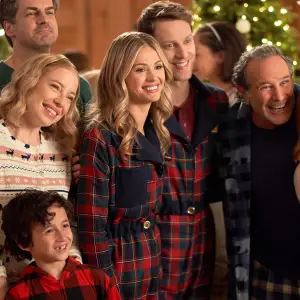 ChristmasByDesign_Elfcapades_00829_RT Hallmark 2023 Countdown to Christmas Christmas by Design Debra Hale, Joanna Douglas, Scott Gibson, Rebecca Dalton, Jonathan Keltz, Tim Progosh, Susan Hamann