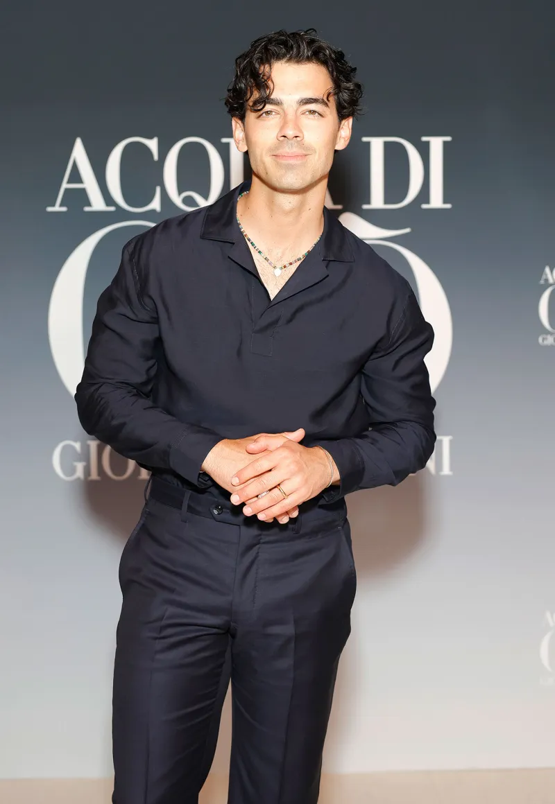 Joe Jonas Wears Wedding Ring on Stage Despite Divorce Reports