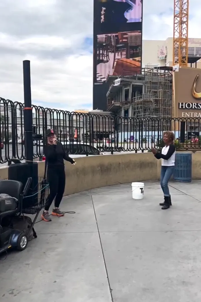 Kelly Clarkson Surprises Street Musician in Vegas, Joins Her in Singing on Street