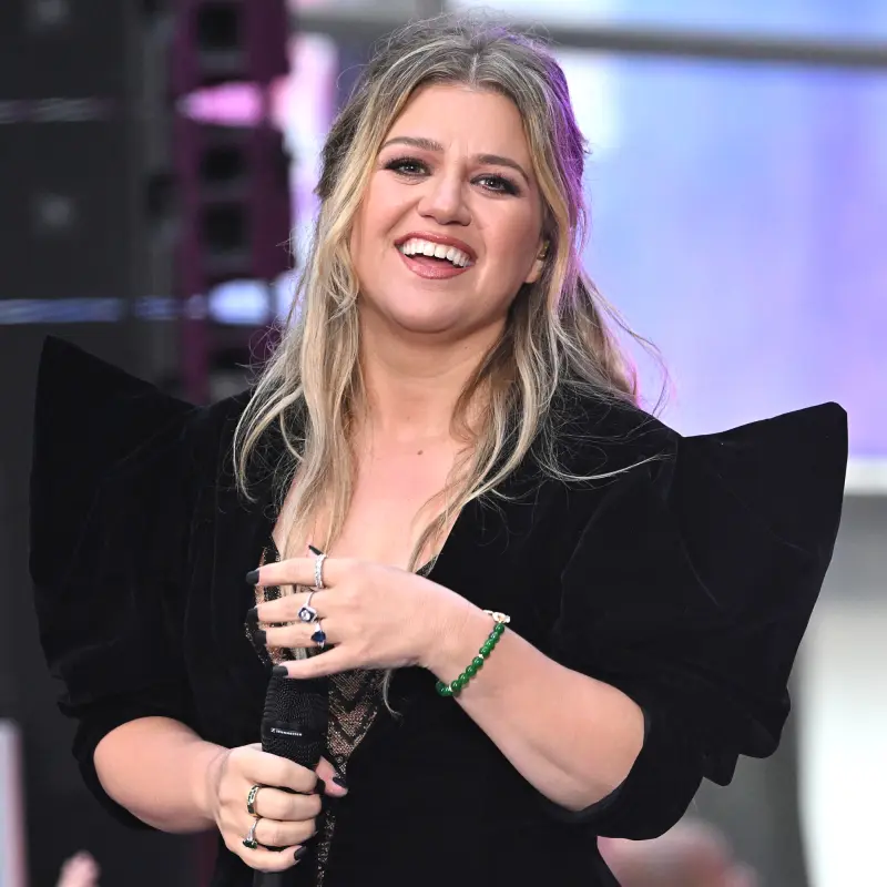 Kelly Clarkson Surprises Street Musician in Vegas, Joins Her in Singing on Street