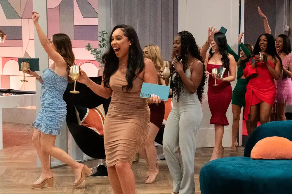 Love Is Blind Season 5 Trailer Drops &mdash; 1st Look at the Cast Looking For The One in the Pods 324