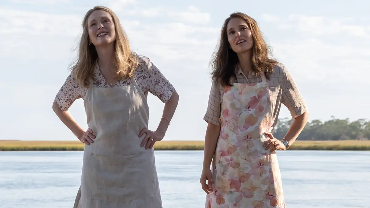 Julianne Moore as Gracie Atherton-Yoo and Natalie Portman as Elizabeth Berry in May December.