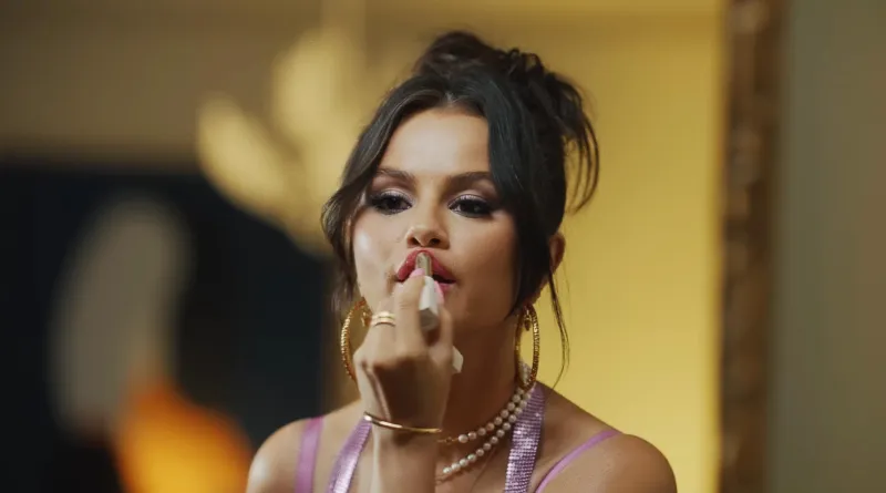 Selena Gomez Is Ethereal in Fresh-Faced Selfie 255