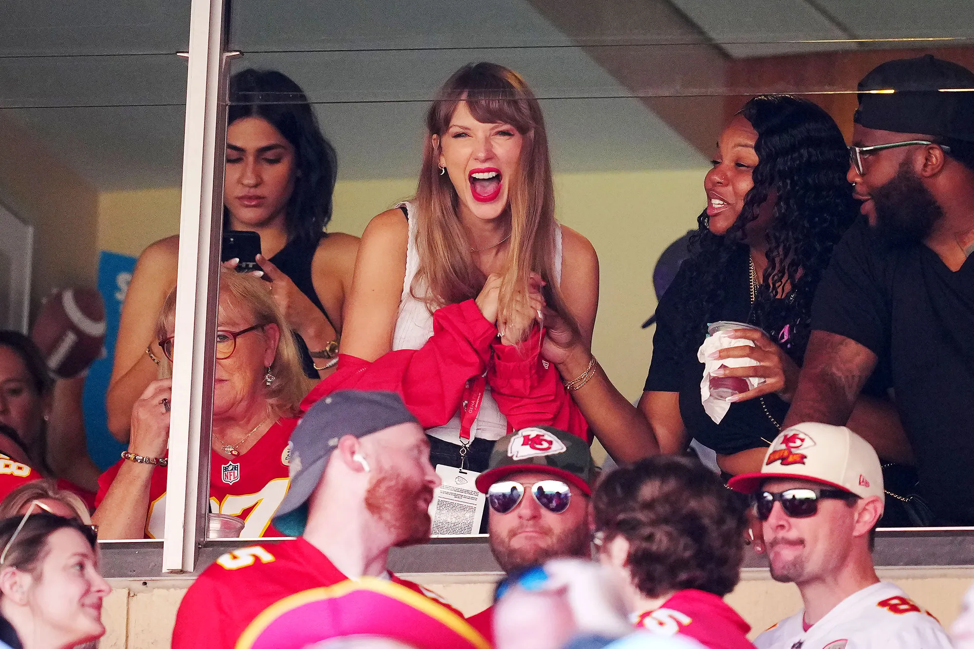 Swiftie Guide to Travis Kelce Everything to Know Taylor Swift Cheering