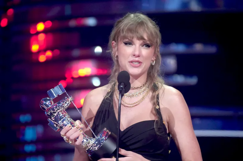 Taylor Swift Wins Song of the Year at the MTV Video Music Awards