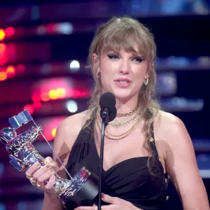 Taylor Swift Wins Song of the Year at the MTV Video Music Awards