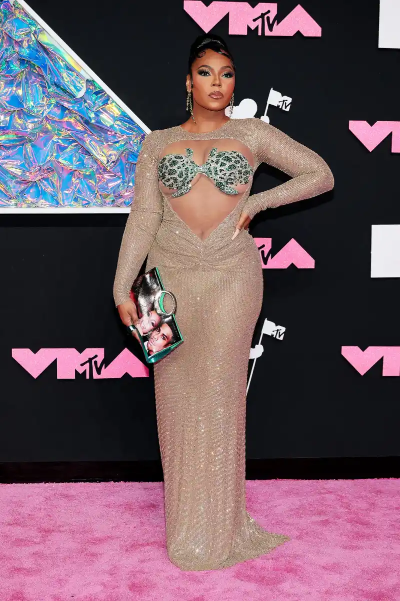 ashanti wears purse with nelly s face on it 515