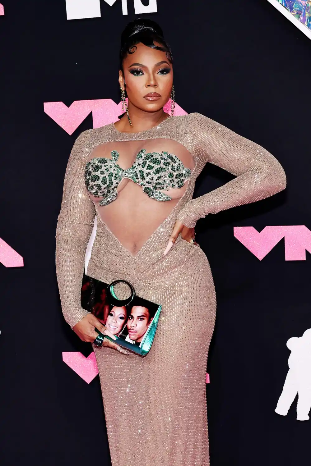 ashanti wears purse with nelly s face on it 517
