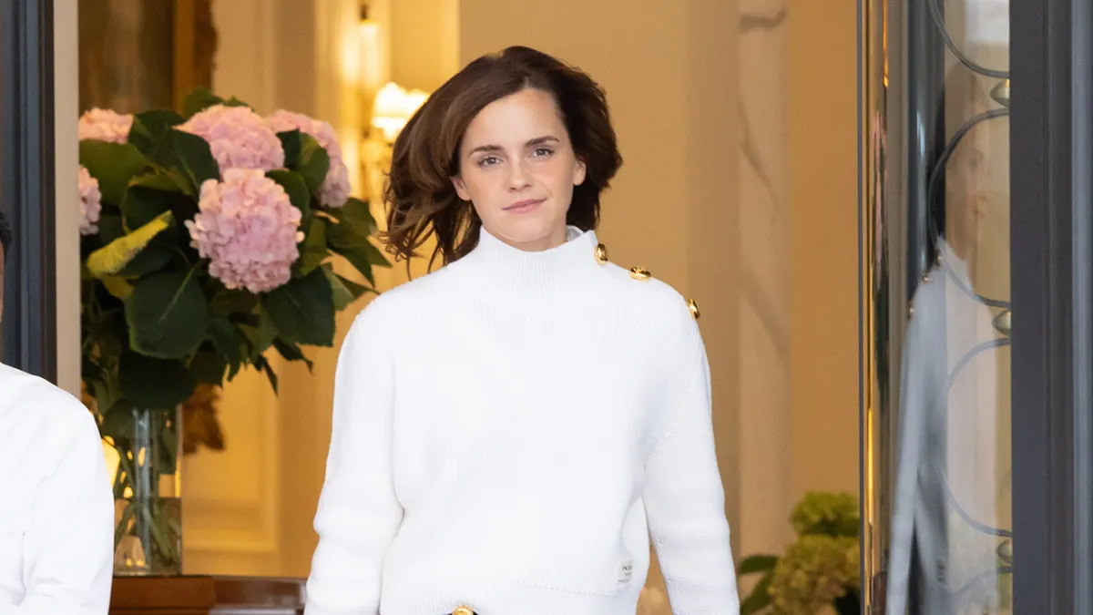 emma-watson-white-turtleneck