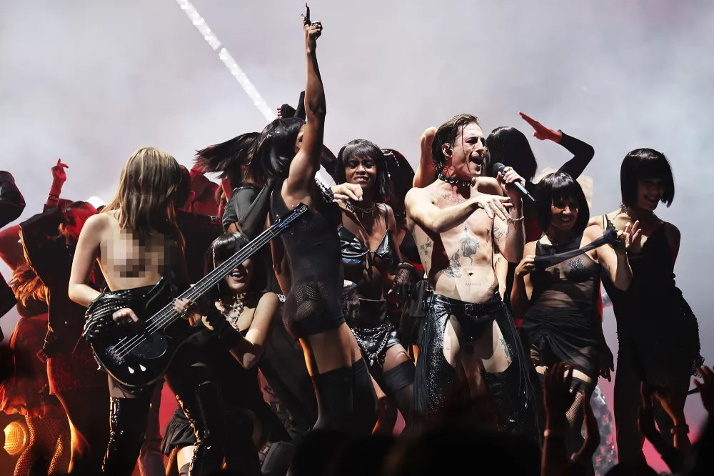 Maneskin Returns to MTV Video Music Awards Stage After Victoria De Angelis&rsquo; 2022 Wardrobe Malfunction
