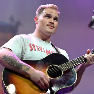 Singer Zach Bryan’s Dating History: From Ex-Wife to Barstool Fling