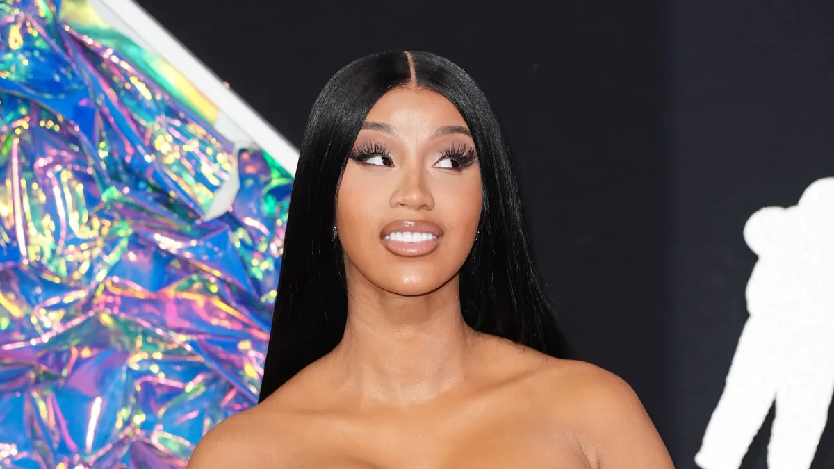 Cardi Bs Makeup Artist Successfully Tailors Rappers Dress Using TikTok Hack on a Plane