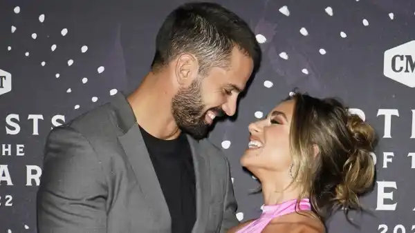 Eric Decker Strips Down to His Apron in Support of Jessie James