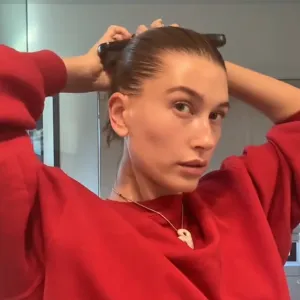 FEAT Hailey Bieber Morning Routine Is Just as Minimalistic as Her Go-To Glam
