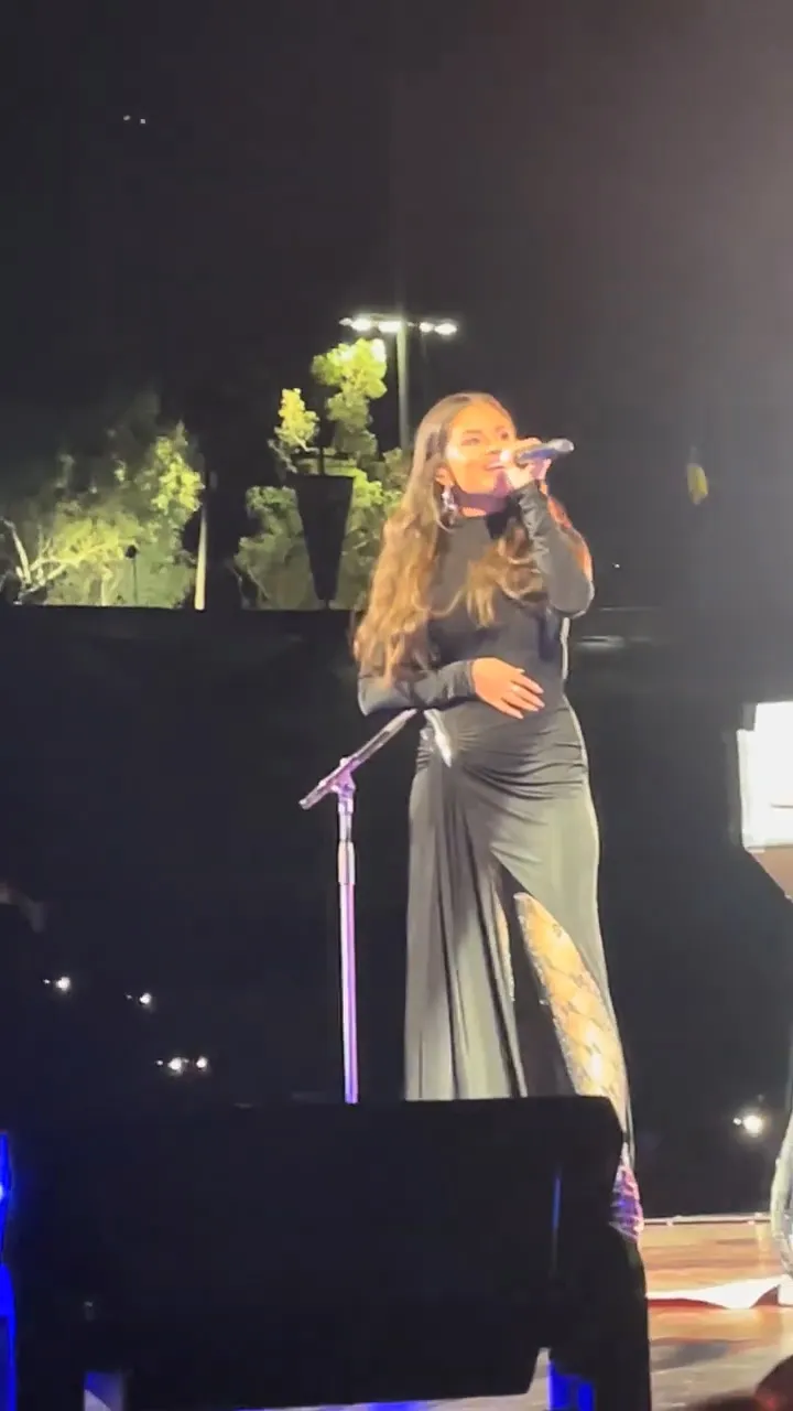 Inside Selena Gomez s Surprise Performance With Coldplay &mdash; Her 1st Live Show in Nearly 2 Years 399